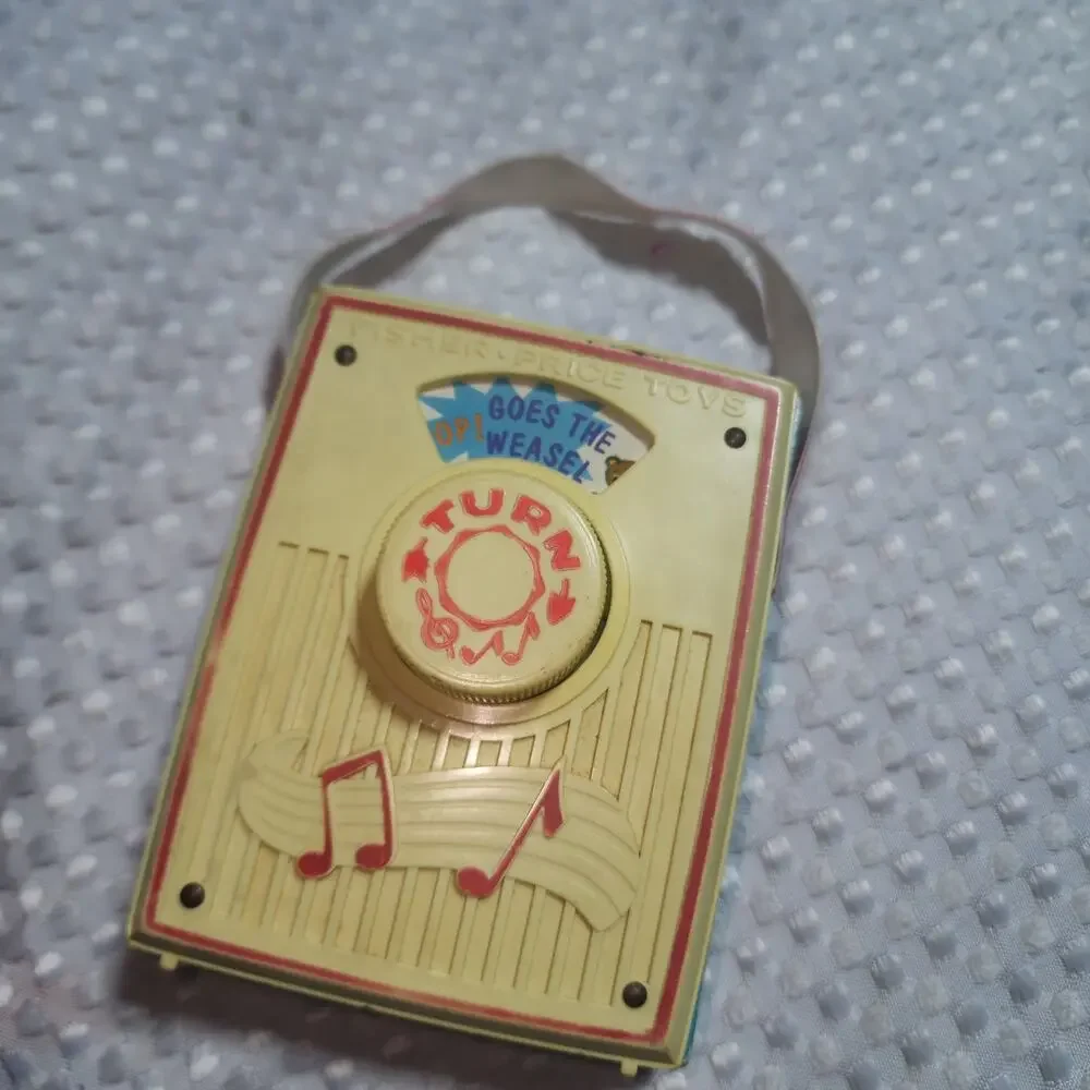 VINTAGE FISHER POP GOES THE WEASLE MUSIC POCKET RADIO TOY